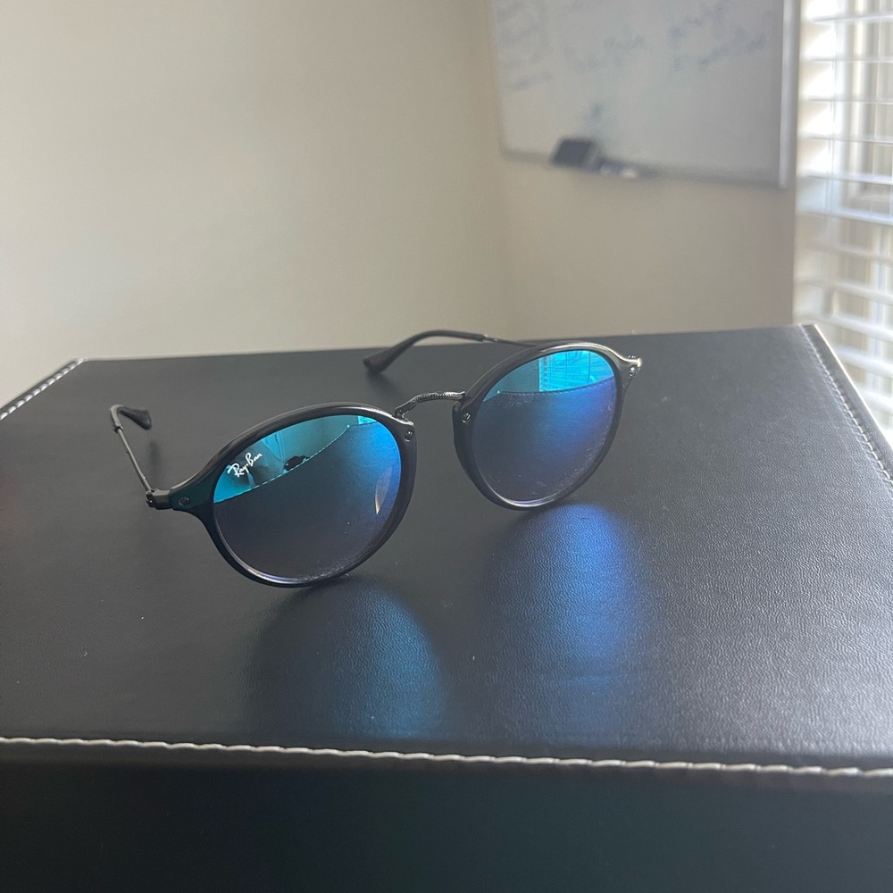 Ray-Ban Unisex RB2447 fleck Sunglasses Blue lenses